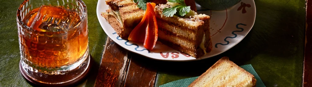 Cocktail signature servi au Little Barrel, bar à cocktail à Genève, illustrant la carte de la maison