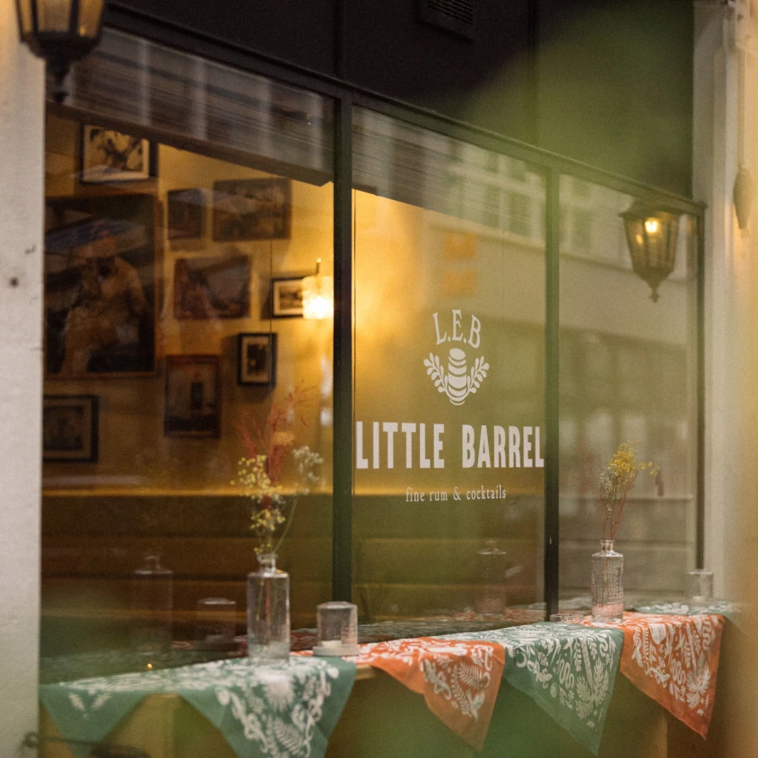 Façade du Little Barrel, bar à cocktails et rhum aux Eaux-Vives à Genève